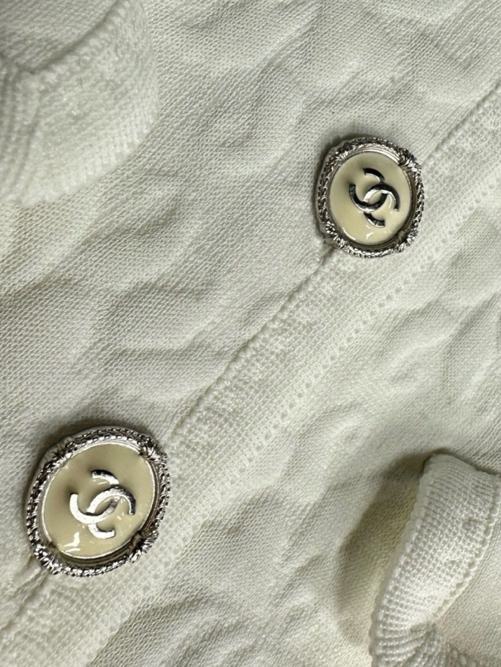 🚩steal CHANEL Cream Embossed Floral Button-Front Jacket - Picture 6 of 6